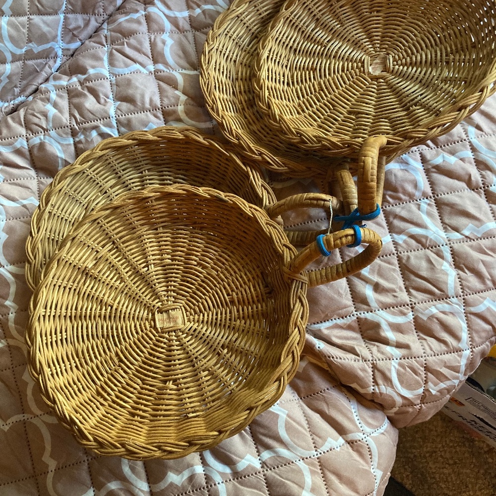 Wicker picnic plate holders